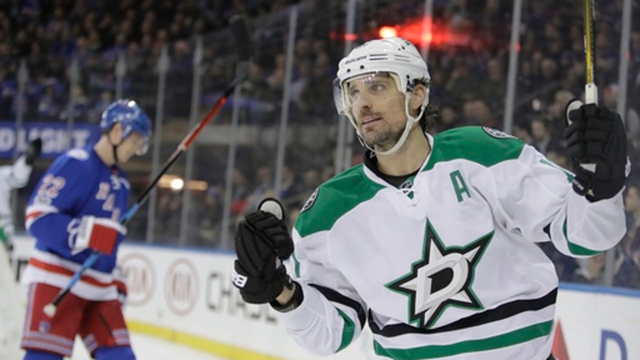 Sharp returns to Blackhawks, agrees to 1-year deal
